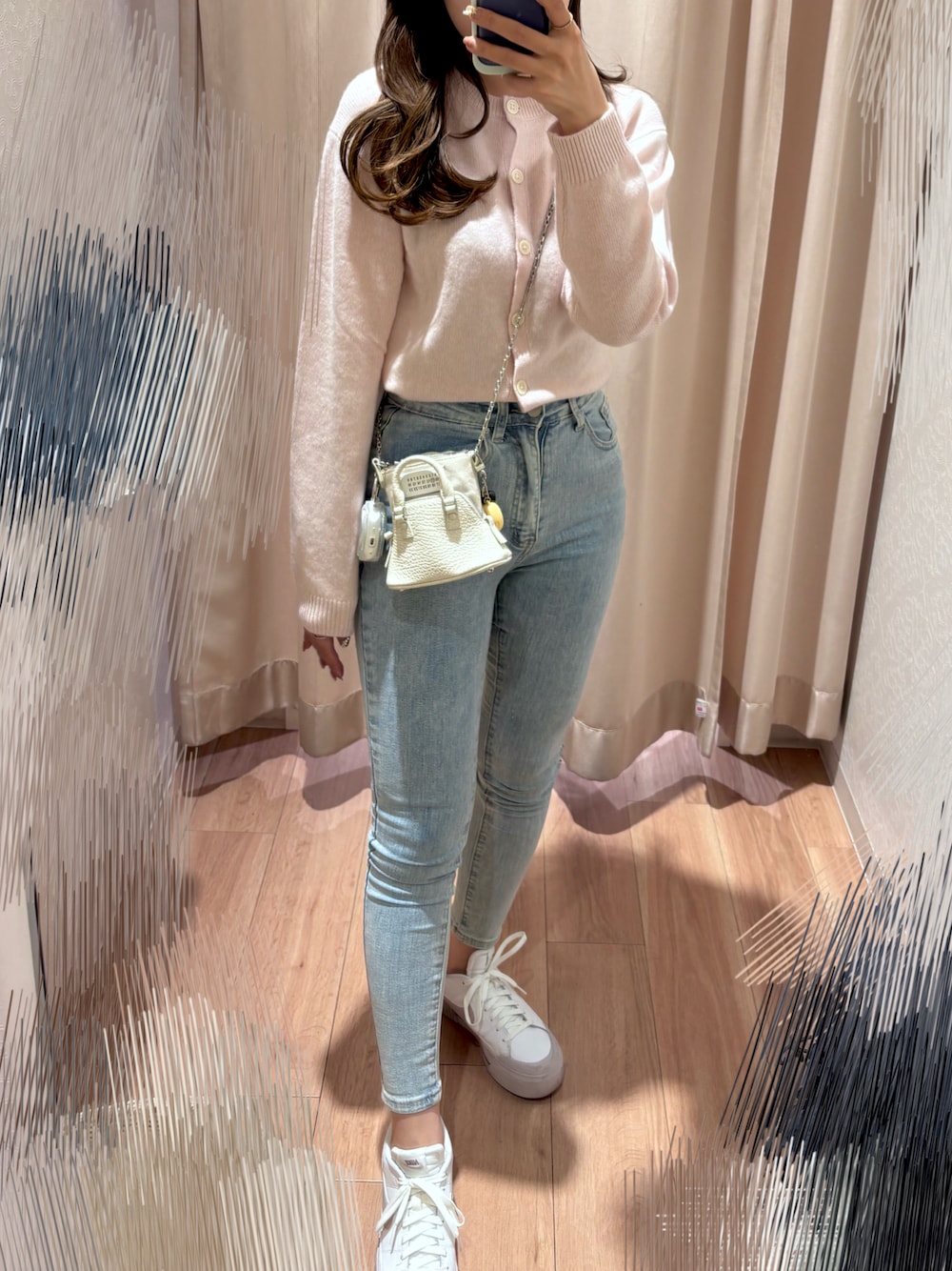 NIKE W コート レガシー リフト 真っ白スニーカー デニムに合う NIKE W コート レガシー リフト 真っ白スニーカー デニムに合う