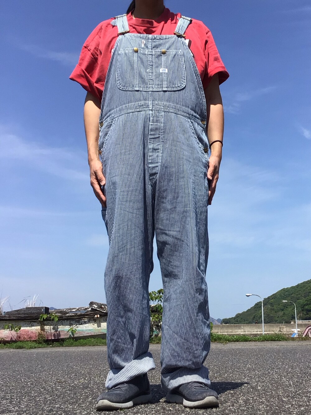 その他のサロペット/オーバーオール、レッド系のTシャツ/カットソーを着用したメンズの春コーディネートの1枚目の写真