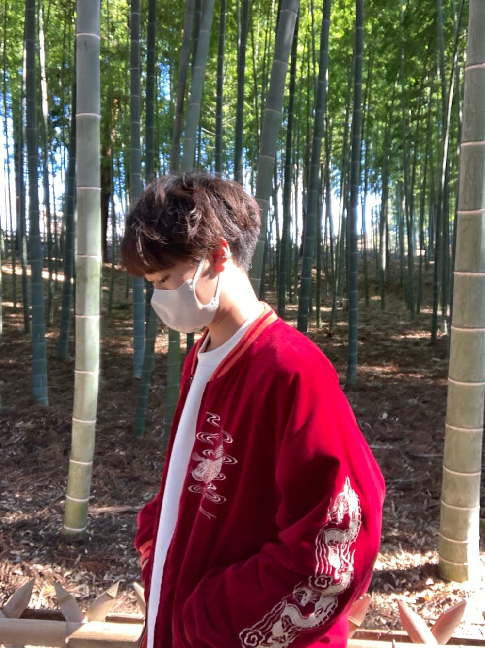 「古着のアイテム（スカジャン、レッド系）」を使った、Rさん（メンズ・165cm）の春コーディネートの1枚目の写真