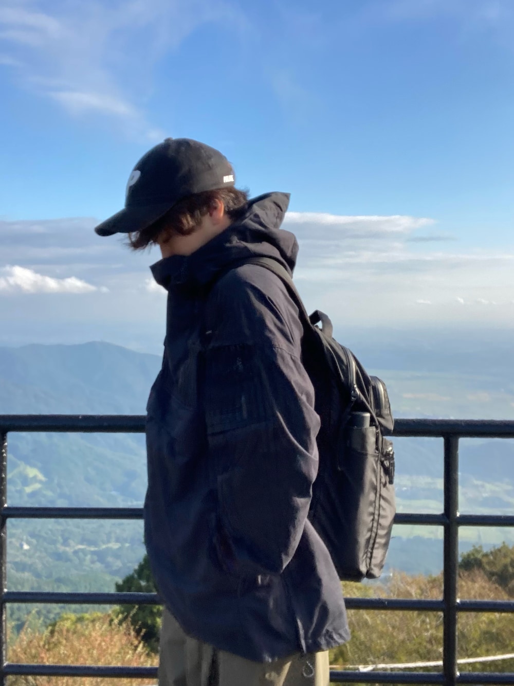 「PALACEのアイテム（キャップ、ブラック系）」を使った、Rさん（メンズ・165cm）の春コーディネートの1枚目の写真