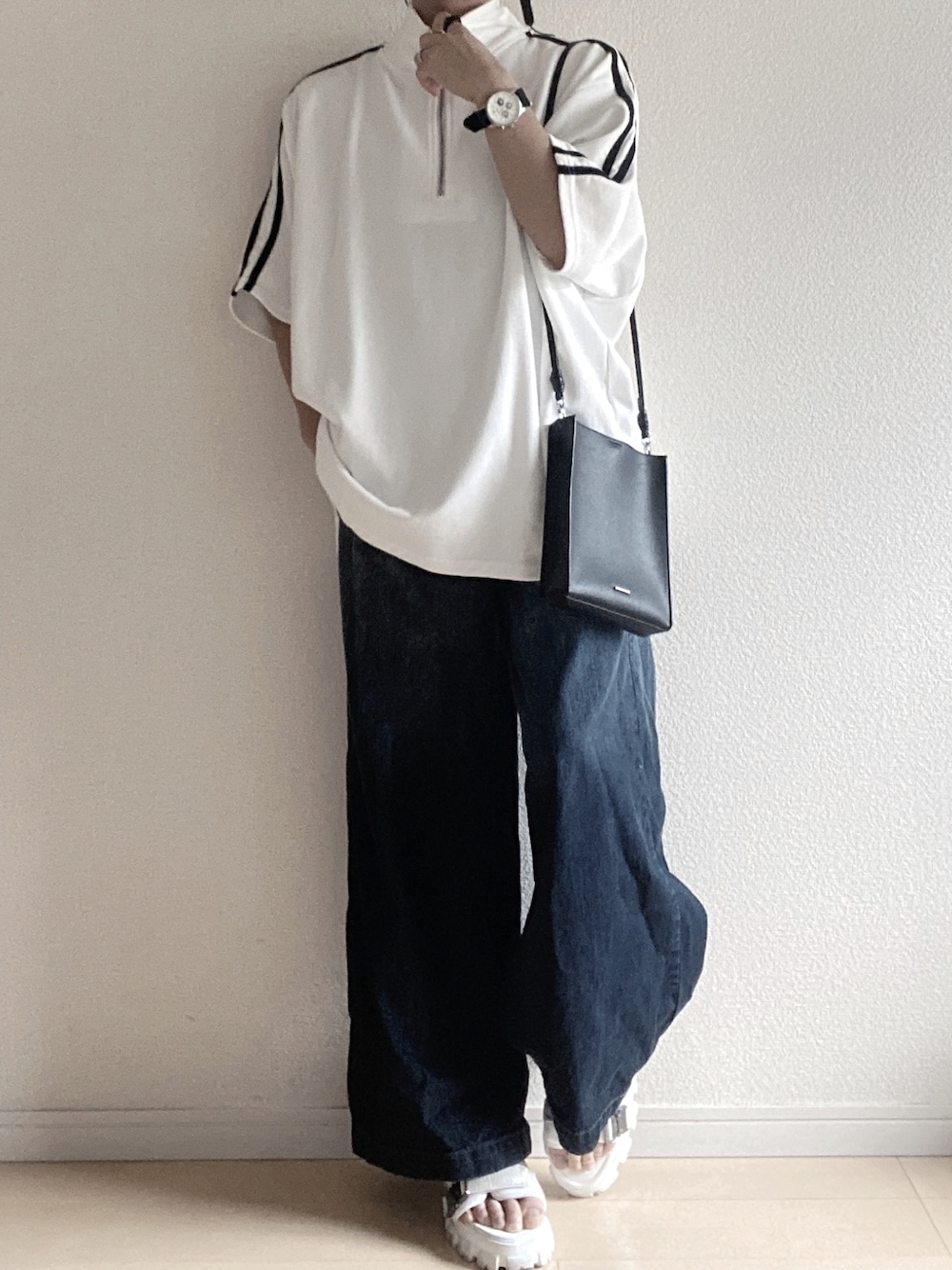 ホワイト系のTシャツ/カットソー、ブルー系のデニムパンツ、ブラック系のショルダーバッグを着用したメンズの夏コーディネートの1枚目の写真