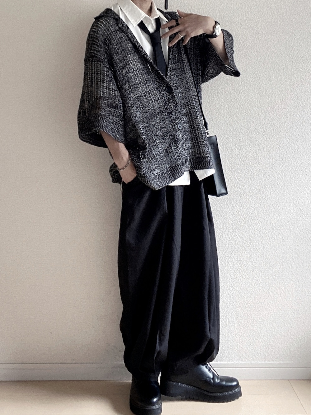 ブラック系のカーディガン/ボレロ、ホワイト系のシャツ/ブラウス、ブラック系のネクタイを着用したメンズの夏コーディネートの1枚目の写真