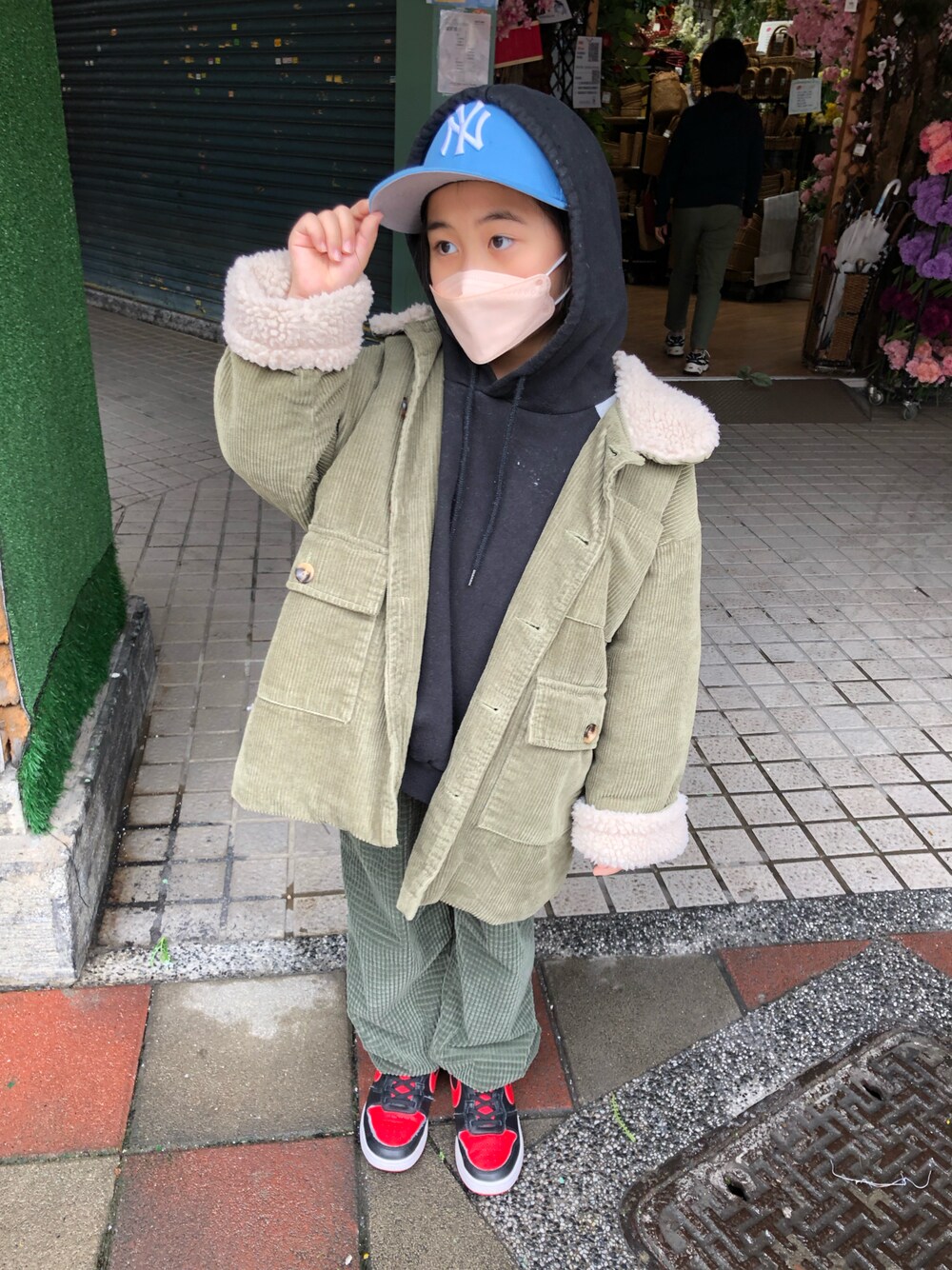 「NEWERA EK COLLECTIONのアイテム（帽子、ブルー系）」を使った、Iris Linさん（キッズ・120cm）の冬コーディネートの1枚目の写真