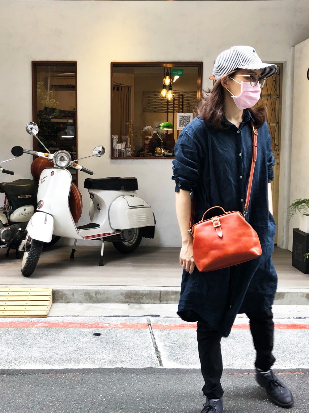 「ROUND HOUSEのアイテム（キャップ、ブルー系）」を使った、Iris Linさん（レディース・159cm）の秋コーディネートの1枚目の写真
