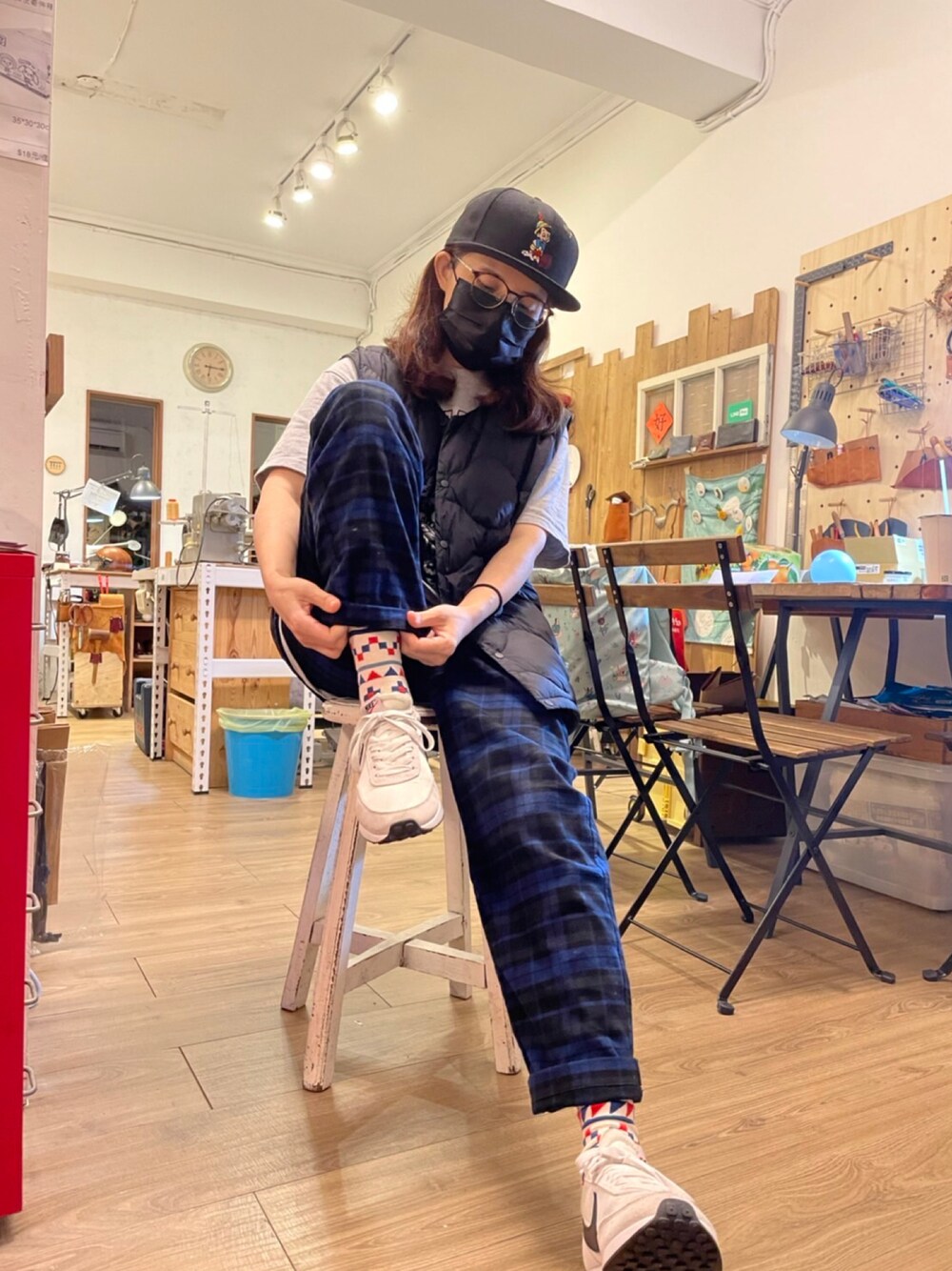 「NEW ERAのアイテム（帽子、ブラック系）」を使った、Iris Linさん（レディース・159cm）の冬コーディネートの1枚目の写真