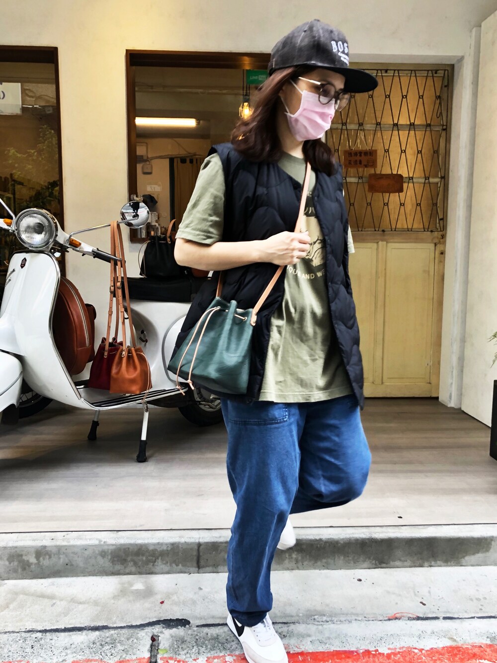 「UNIQLOのアイテム（デニムパンツ、ブルー系）」を使った、Iris Linさん（レディース・159cm）の秋コーディネートの1枚目の写真