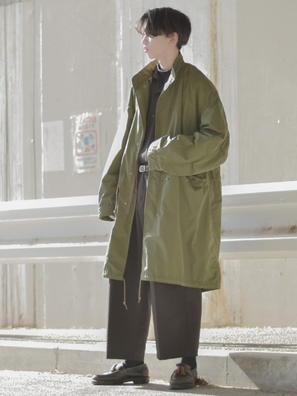 グリーン系のモッズコート、ブラック系のシャツ/ブラウス、ブラック系のTシャツ/カットソーを着用したメンズの秋コーディネートの1枚目の写真