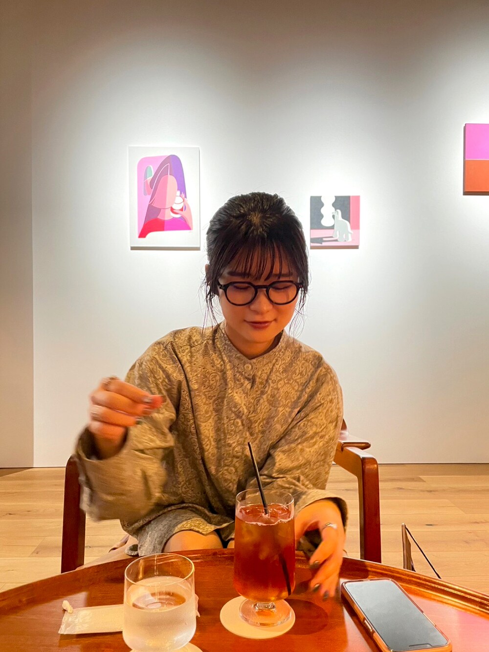 「ワンピース、ノーカラーシャツ、ミニワンピース、シャツワンピース、ペイズリー柄、#春コーデ、雨の日コーデ、休日コーデ、カジュアルコーデ、大人カジュアル、春服デビュー宣言、黒縁メガネ、メガネ女子、カフェ巡り、LAGUA GEM」｜「LAGUA GEMのMODERN PAISLEY OP（ワンピース、ベージュ系）」を使った、yuinaさん（レディース・162cm）の春コーディネートの1枚目の写真