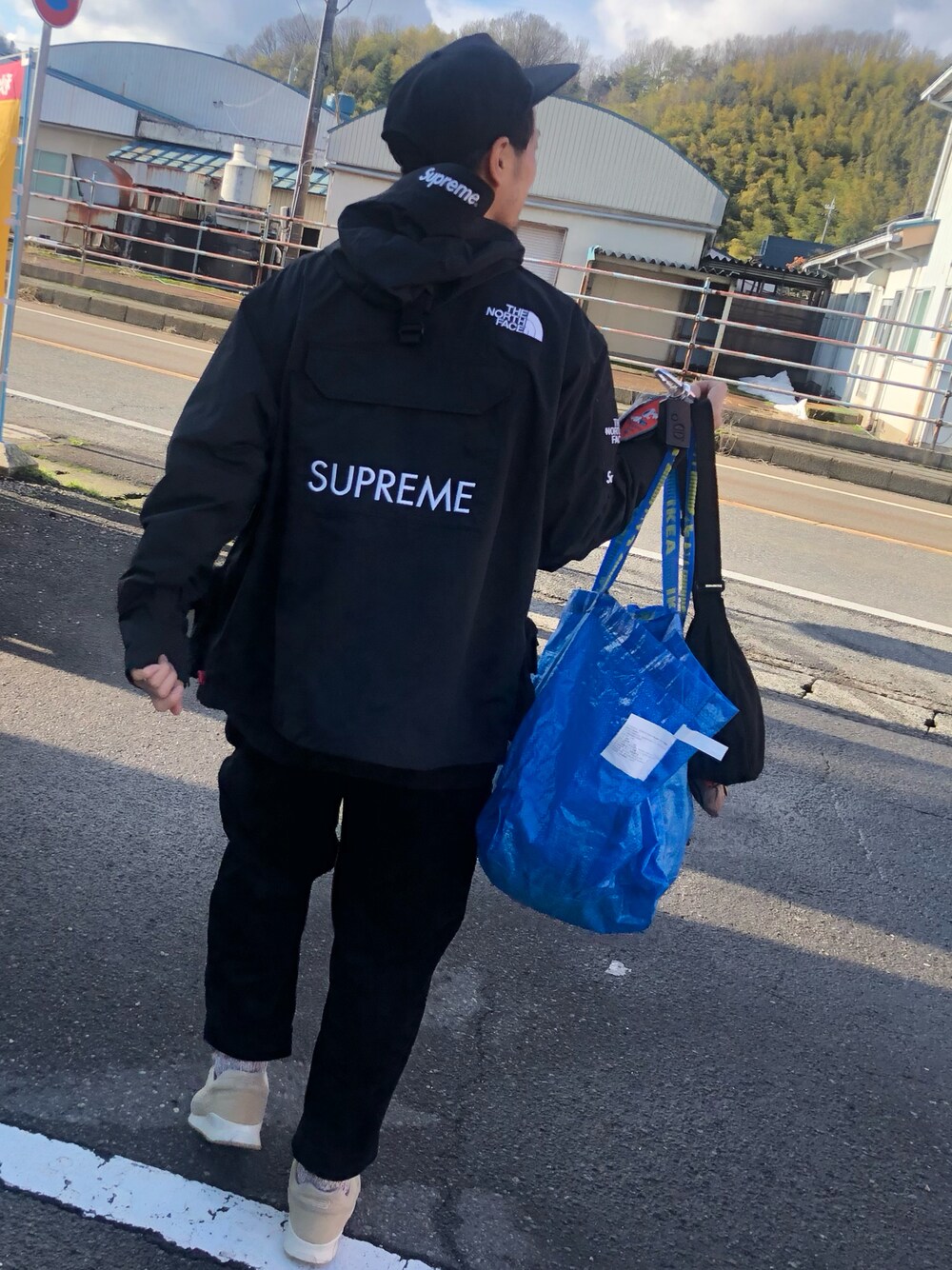 「休日コーデ、冬コーデ、オトナカジュアル、おしゃれさんと繋がりたい、ワントーンコーデ、今日のコーデ」｜「Supreme のアイテム（ナイロンジャケット、ブラック系）」を使った、さかもとさん（メンズ・170cm）の冬コーディネートの1枚目の写真