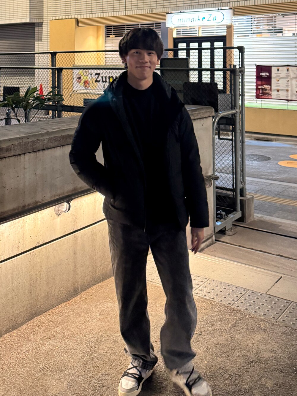 「デニム、ダウンジャケット、スニーカー、ブラックコーデ」｜「ADER errorのアイテム（デニムパンツ、ブラック系）」を使った、Fumiさん（メンズ・175cm）の冬コーディネートの1枚目の写真