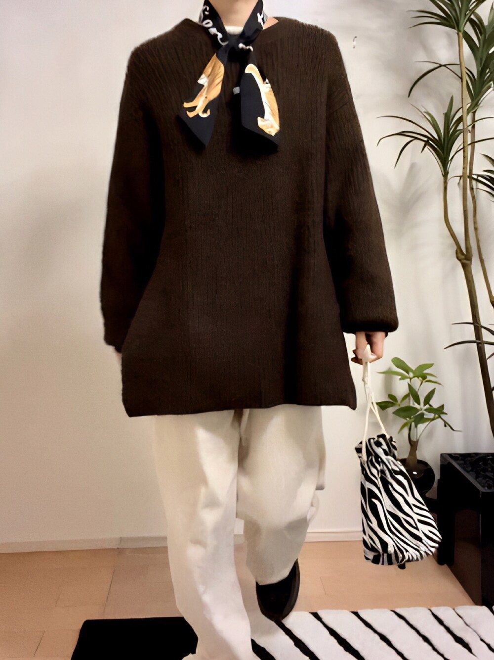 「秋のコーデ、秋コーデ、デニム、白パンツ、ゼブラ柄、ニット、ブラウン、おしゃれさんと繋がりたい、低身長、低身長コーデ、ママコーデ」｜「antiquaの心地いい柔らかさ。オーガニックコットンバスクT（Tシャツ/カットソー、ホワイト系）」を使った、NOLU.(ノル)さん（レディース・153cm）の冬コーディネートの1枚目の写真
