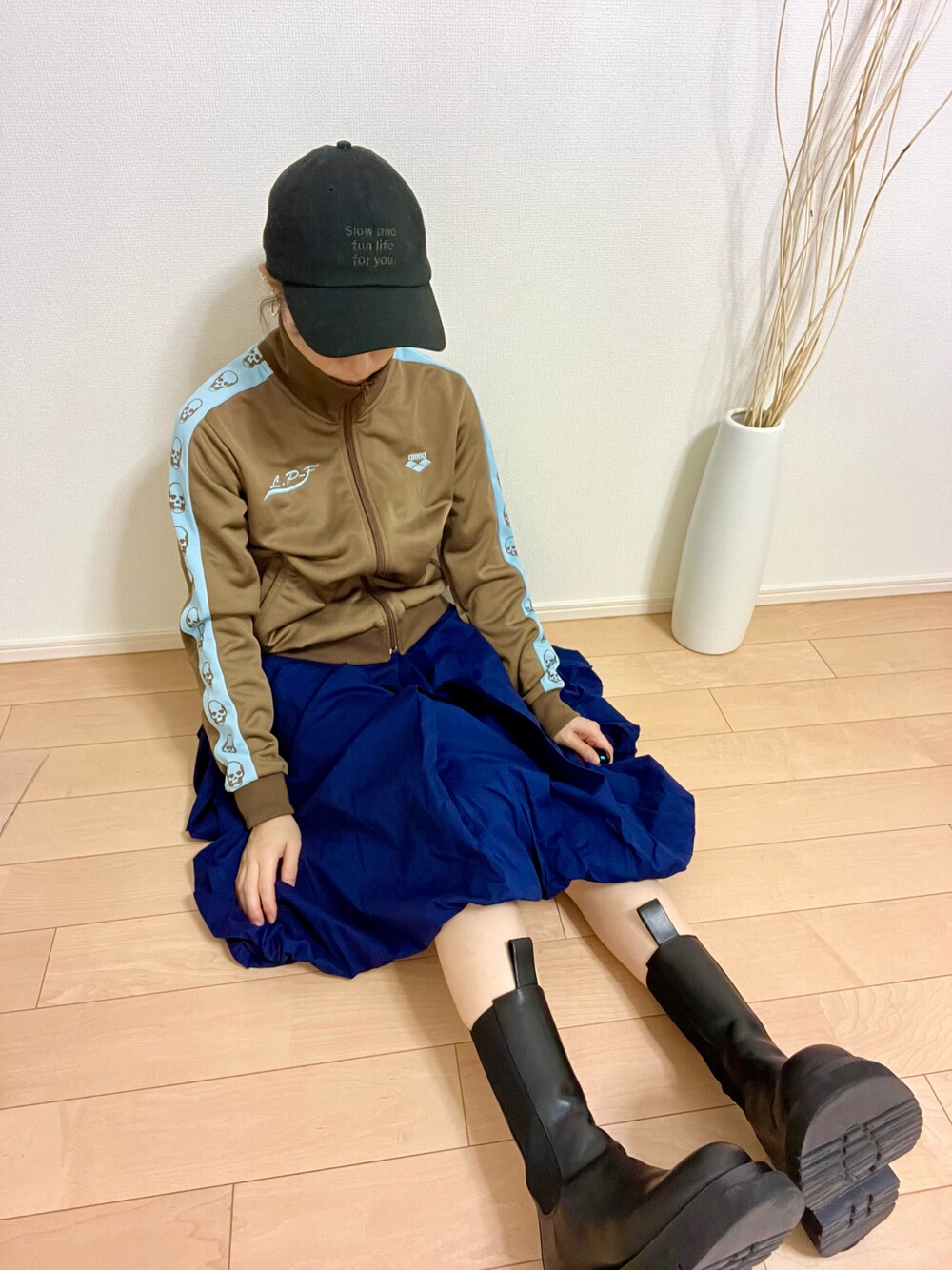 「秋コーデ、秋カラー、おしゃれさんと繋がりたい、低身長、ママコーデ、ブーツ、スカート、ママファッション、ジャージ、lucien pellat-finet」｜「Rodeo Crownsのアイテム（キャップ、ブラック系）」を使った、NOLU.(ノル)さん（レディース・153cm）の秋コーディネートの1枚目の写真