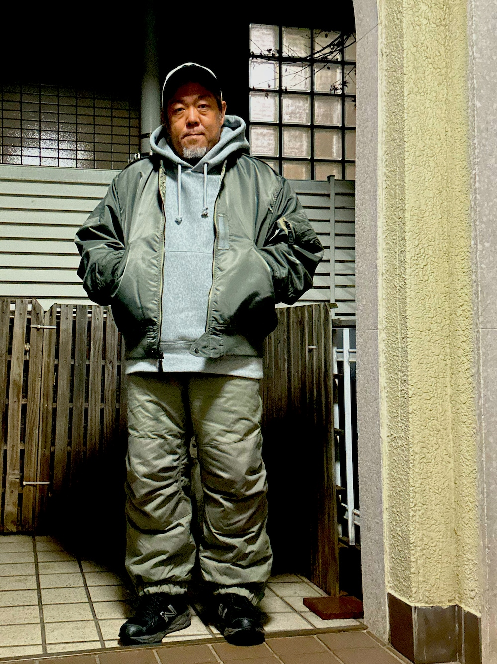 グレー系のパーカー、シルバー系のジャケット/アウター、グレー系のパンツを着用したメンズの冬コーディネートの1枚目の写真