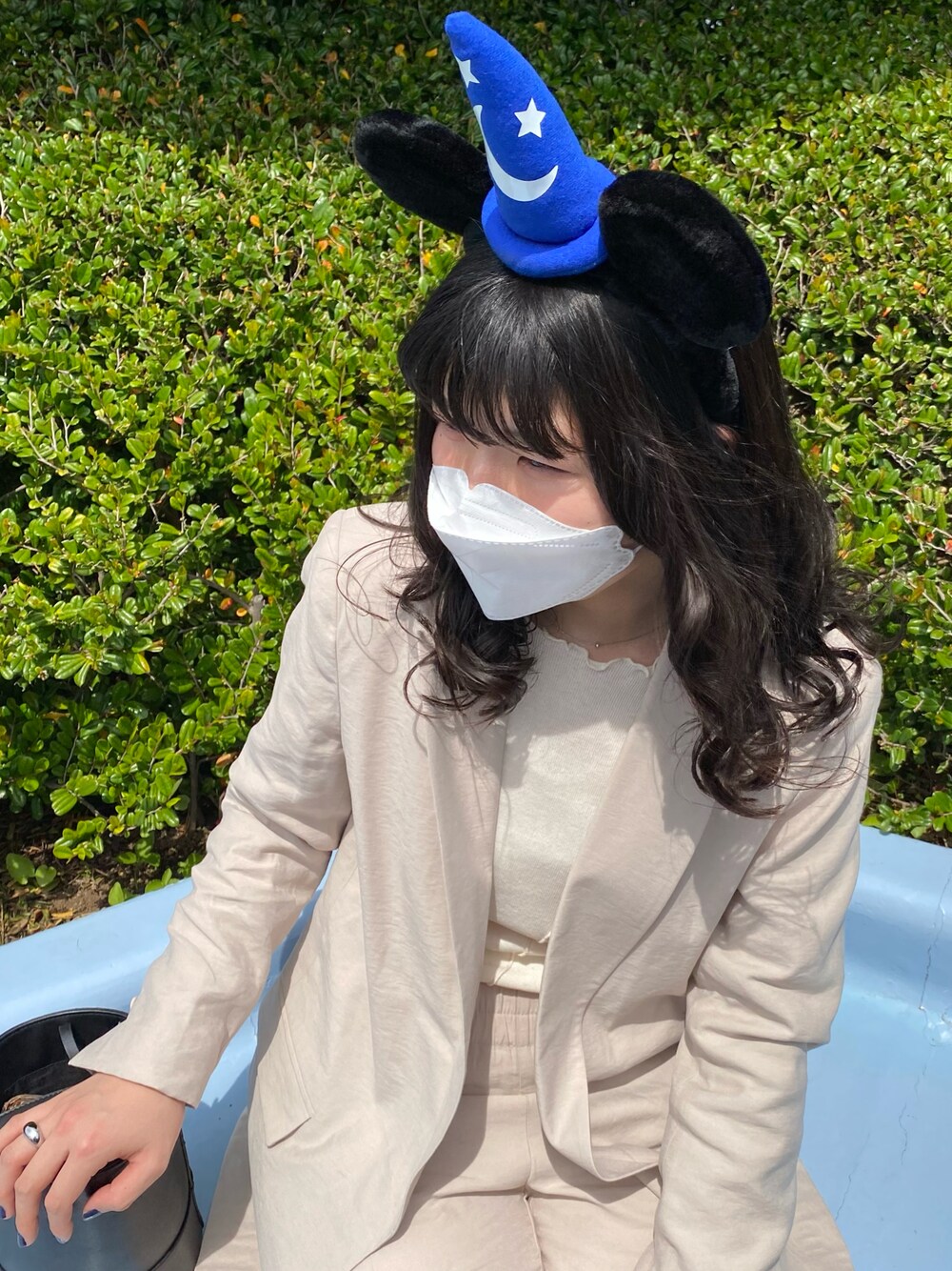 「ディズニーコーデ、ディズニーランド、セットアップ、ベージュコーデ」｜「select MOCAのアイテム（バッグ、ブラック系）」を使った、mitsumiさん（レディース・164cm）の秋コーディネートの1枚目の写真