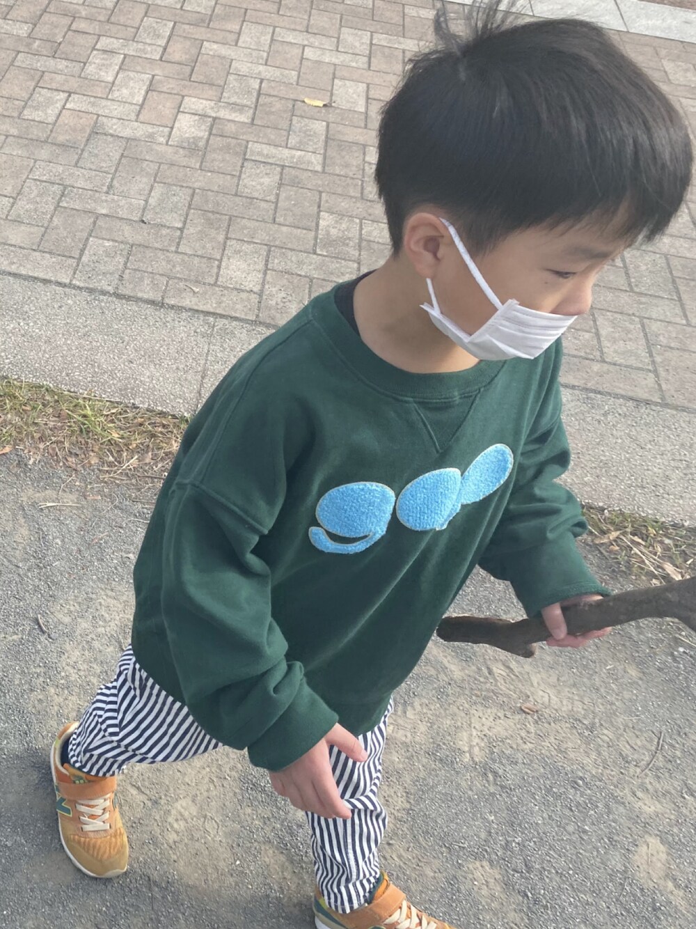 「GAPのオーバーサイズ GAPロゴスウェット (キッズ)（スウェット、グリーン系）」を使った、ううまさん（メンズ・110cm）の冬コーディネートの1枚目の写真