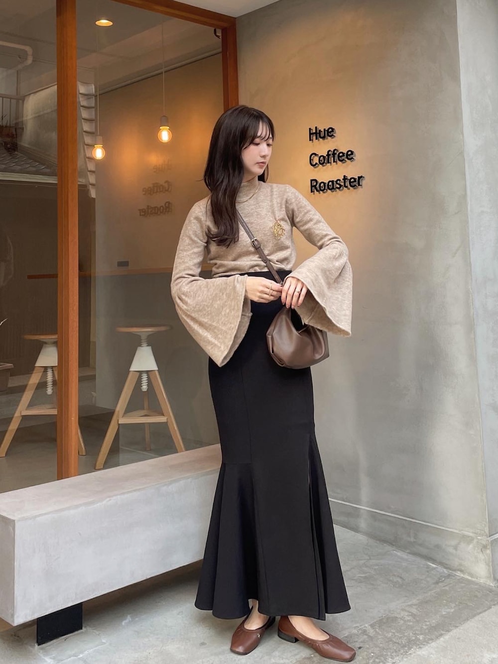 「秋ルック紹介するよ、休日コーデ、休日スタイル、オトナ女子、シンプルコーデ、秋冬コーデ、きれいめコーディネート、ベージュ、淡色コーデ、高身長女子、マーメイドスカート、秋カラー、秋服準備はじめました」｜「Èaphiのアイテム（スカート、ブラウン系）」を使った、hasuneさん（レディース・164cm）の秋コーディネートの1枚目の写真