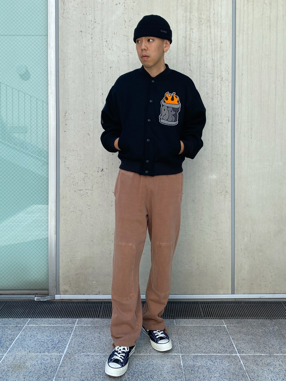 「XLARGEのXLARGE × SAM BY PEN WOOL VARSITY JACKET（ブルゾン、ブラック系）」を使った、中山 麗士さん（メンズ・178cm）の秋コーディネートの1枚目の写真