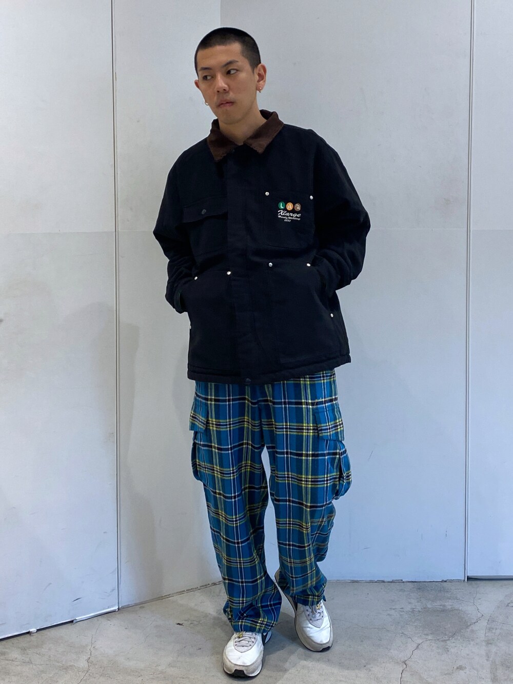 「XLARGE」｜「XLARGEのREVERSIBLE WORK JACKET（ブルゾン、ブラック系）」を使った、中山 麗士さん（メンズ・178cm）の秋コーディネートの1枚目の写真