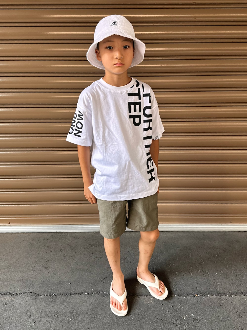 ホワイト系のTシャツ/カットソー、グリーン系のその他パンツ、ホワイト系のサンダルを着用したキッズの夏コーディネートの1枚目の写真