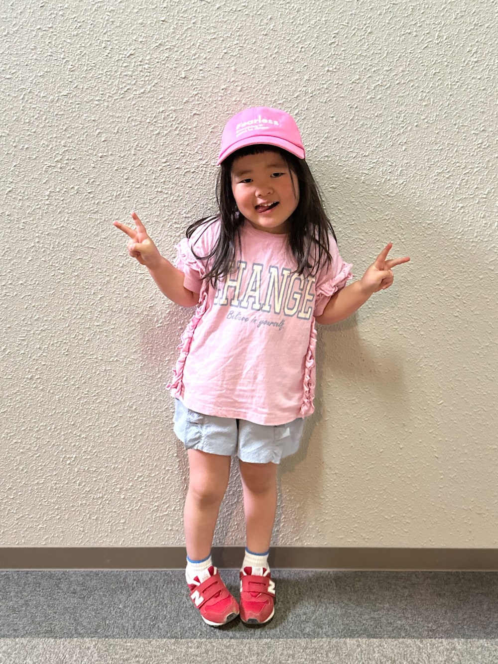 ピンク系のTシャツ/カットソー、ブルー系のその他パンツ、レッド系のスニーカーを着用したキッズの夏コーディネートの1枚目の写真