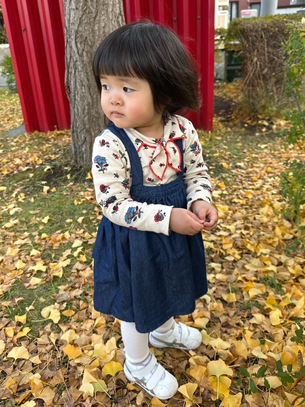 ホワイト系のTシャツ/カットソー、ブルー系のワンピース、ホワイト系のスニーカーを着用したキッズの冬コーディネートの1枚目の写真