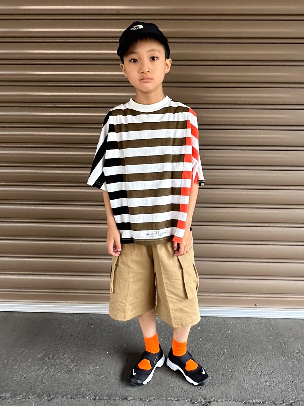 その他のTシャツ/カットソー、ベージュ系のその他パンツ、ブラック系のスニーカーを着用したキッズの夏コーディネートの1枚目の写真