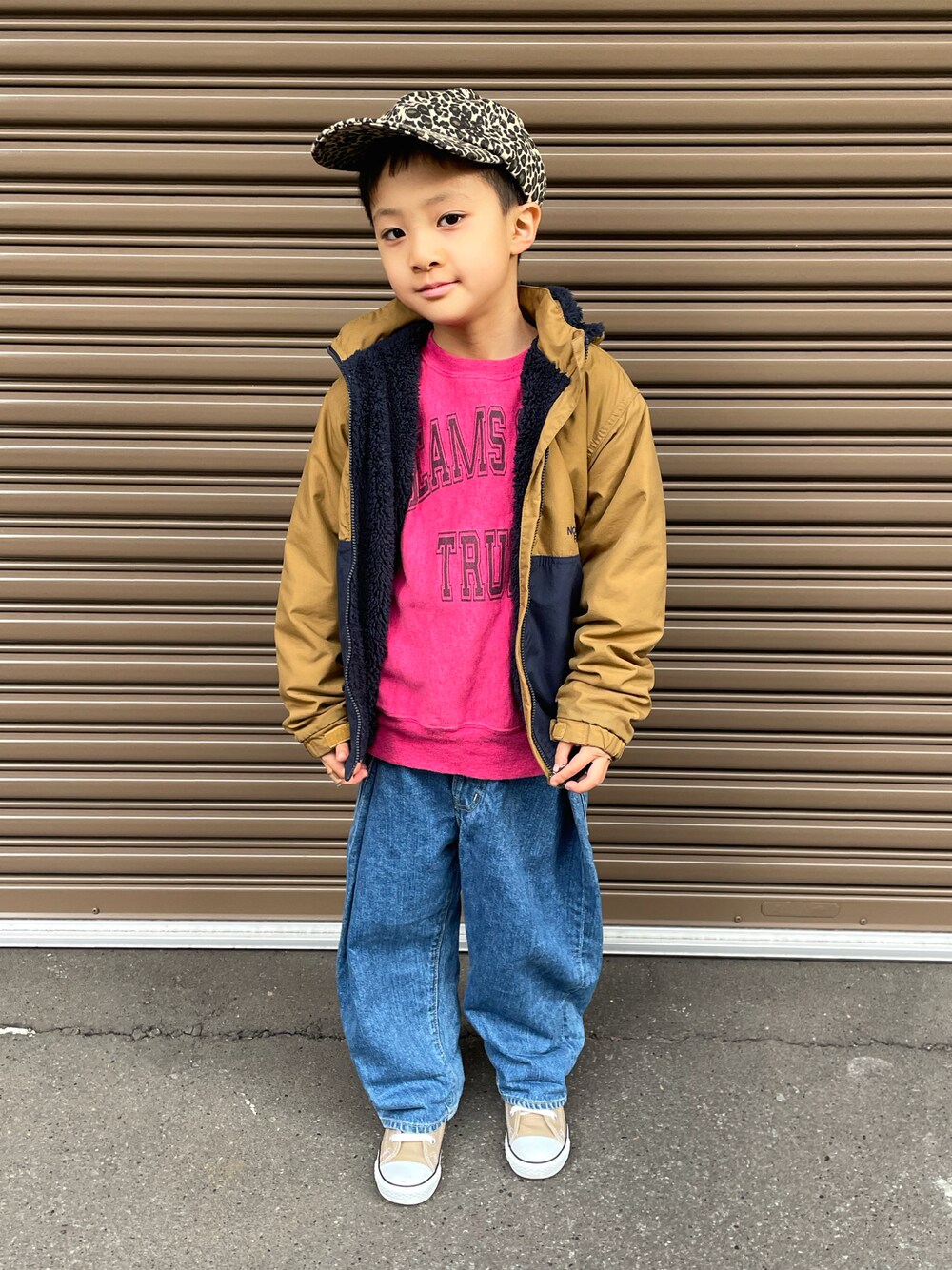 ベージュ系のブルゾン、ピンク系のスウェット、ブルー系のデニムパンツを着用したキッズの冬コーディネートの1枚目の写真