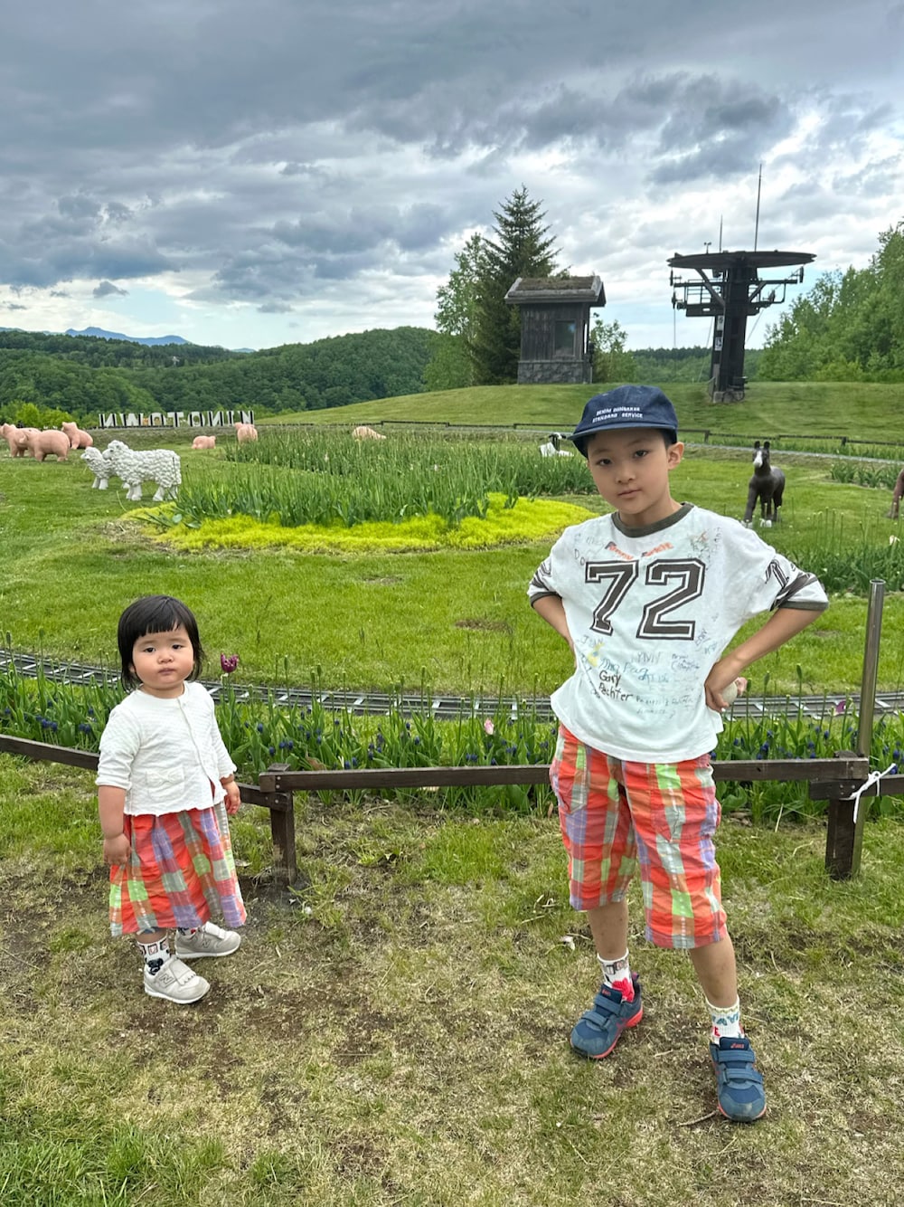 ホワイト系のTシャツ/カットソー、ブルー系のスニーカー、ホワイト系のカーディガン/ボレロを着用したキッズの夏コーディネートの1枚目の写真