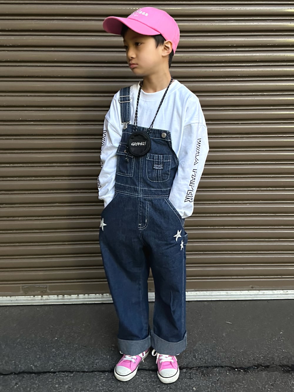 ホワイト系のTシャツ/カットソー、ブルー系のサロペット/オーバーオール、ピンク系のスニーカーを着用したキッズの春コーディネートの1枚目の写真