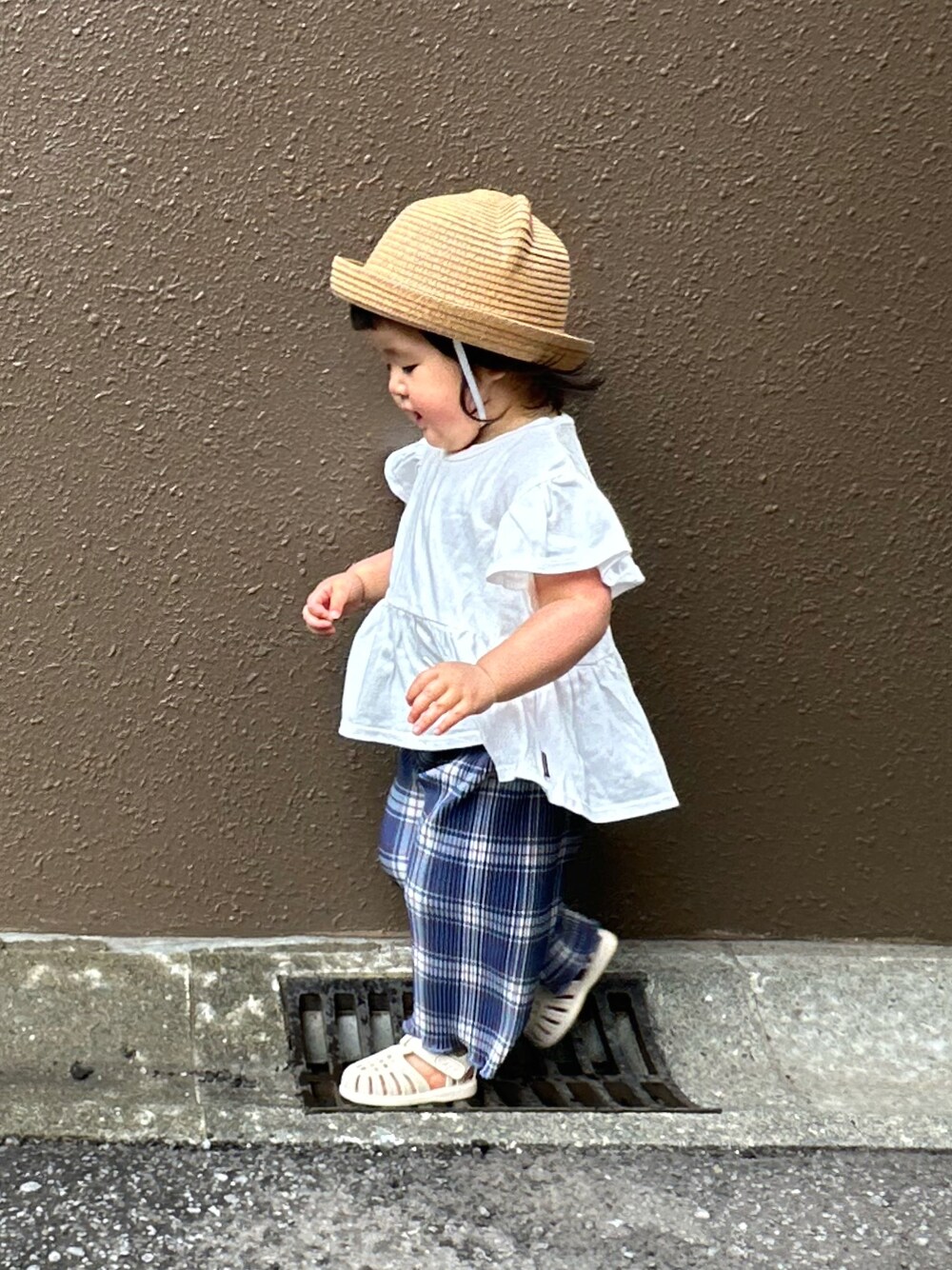 ホワイト系のTシャツ/カットソー、ブルー系のパンツ、ホワイト系のサンダルを着用したキッズの夏コーディネートの1枚目の写真