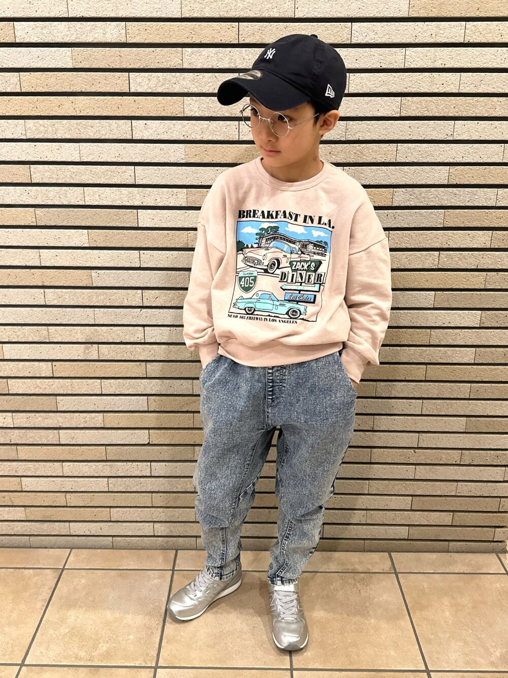 ピンク系のスウェット、その他のデニムパンツ、シルバー系のスニーカーを着用したキッズの春コーディネートの1枚目の写真