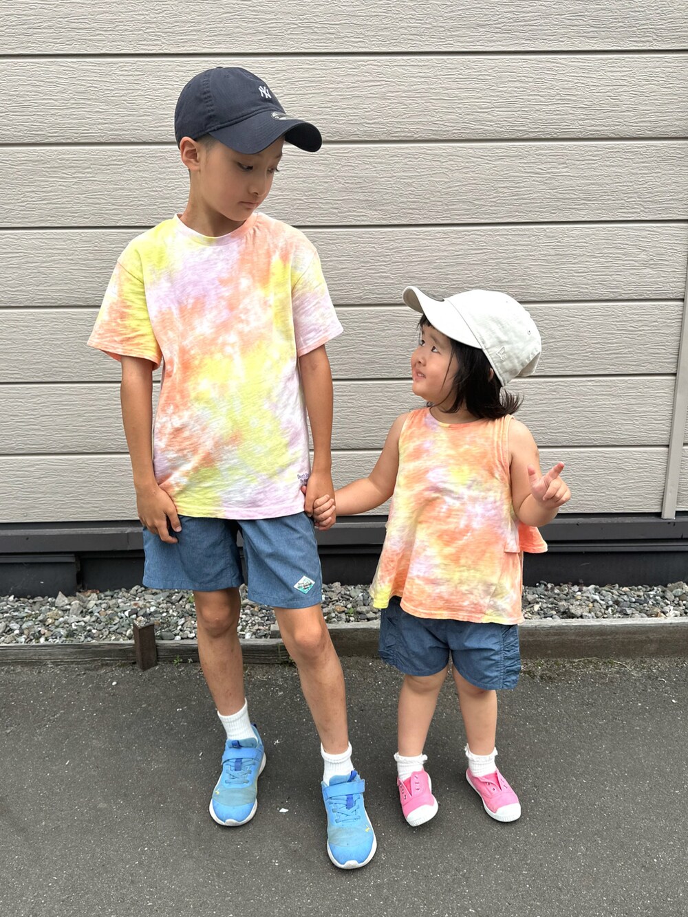 イエロー系のTシャツ/カットソー、ブルー系のその他パンツ、ブルー系のスニーカーを着用したキッズの夏コーディネートの1枚目の写真
