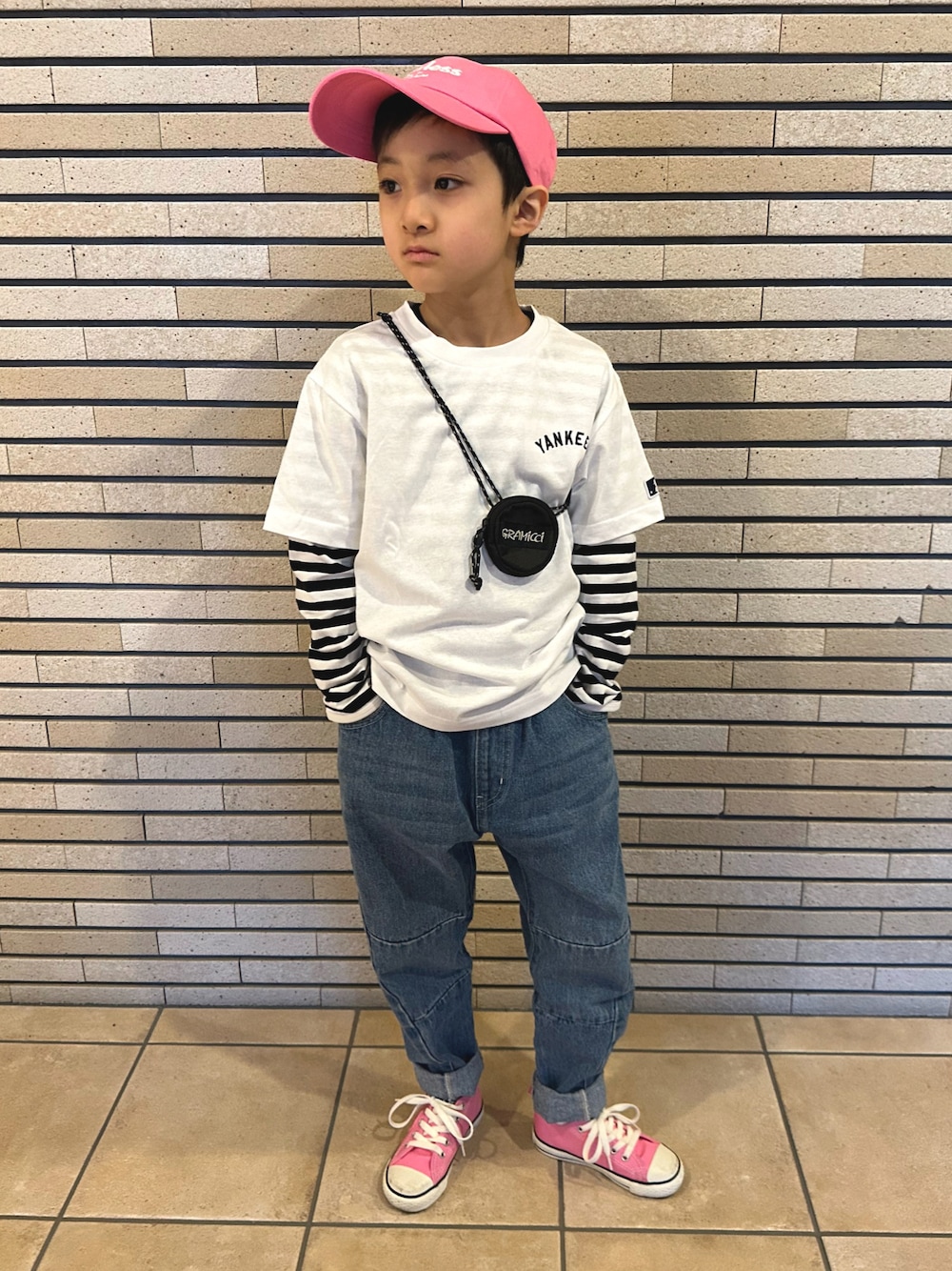 ホワイト系のTシャツ/カットソー、ブラック系のTシャツ/カットソー、ブルー系のデニムパンツを着用したキッズの春コーディネートの1枚目の写真