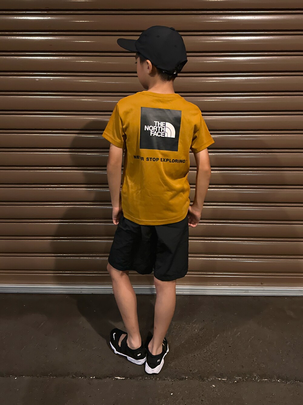 ベージュ系のTシャツ/カットソー、ブラック系のパンツ、ブラック系のスニーカーを着用したキッズの夏コーディネートの1枚目の写真