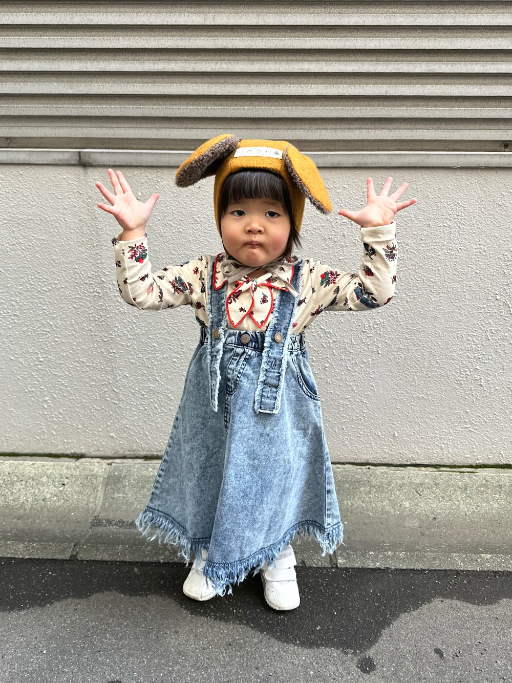 ホワイト系のTシャツ/カットソー、ブルー系のスカート、ホワイト系のスニーカーを着用したキッズの秋コーディネートの1枚目の写真