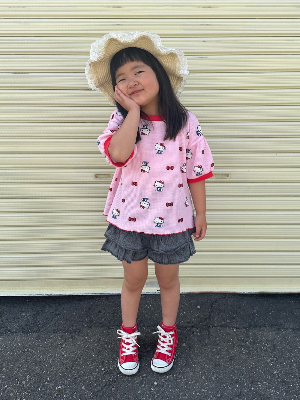 ピンク系のTシャツ/カットソー、ブラック系のその他パンツ、ホワイト系のショルダーバッグを着用したキッズの夏コーディネートの1枚目の写真