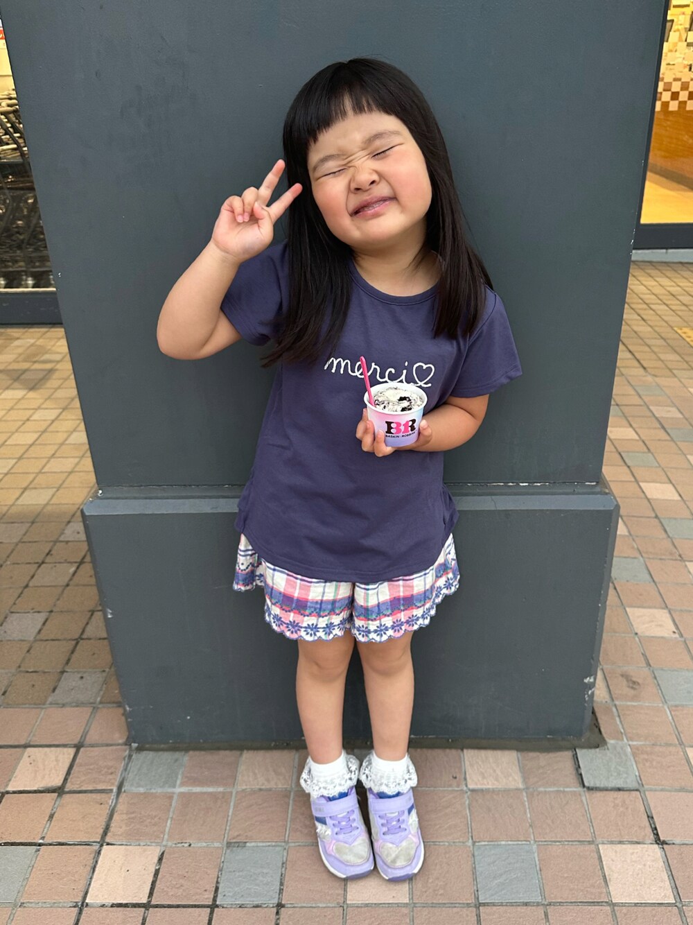 パープル系のスニーカー、ブルー系のTシャツ/カットソー、パープル系のその他パンツを着用したキッズの夏コーディネートの1枚目の写真
