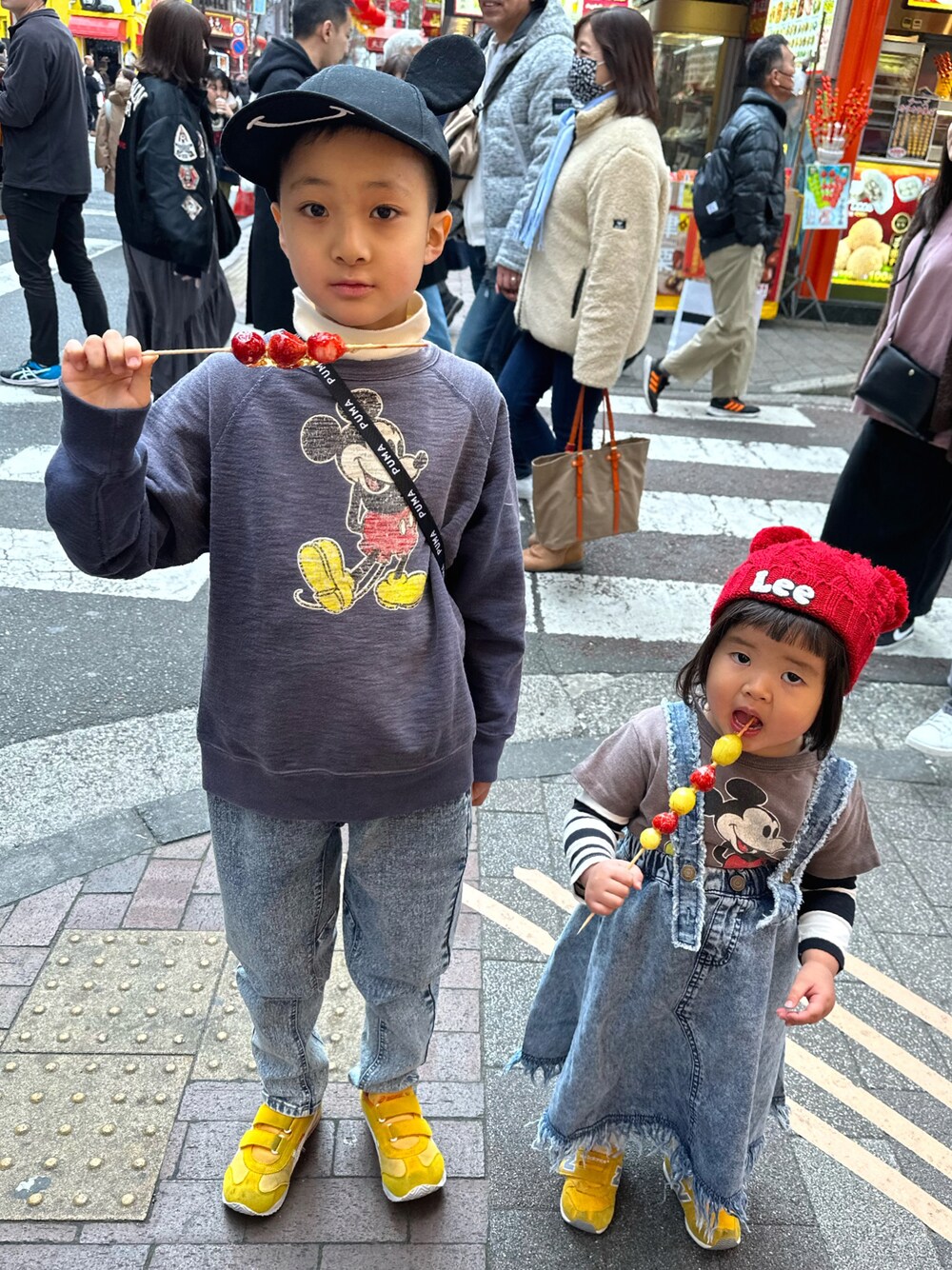 ブルー系のスウェット、ホワイト系のTシャツ/カットソー、その他のデニムパンツを着用したキッズの春コーディネートの1枚目の写真