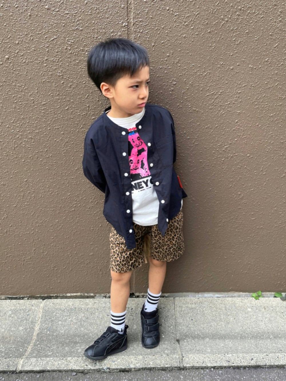 ブラック系のシャツ/ブラウス、ホワイト系のTシャツ/カットソー、ベージュ系のその他パンツを着用したキッズの秋コーディネートの1枚目の写真