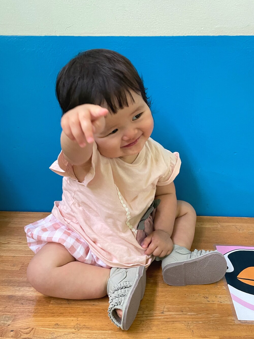 ピンク系のチュニック、グリーン系のサンダル、ピンク系のママ&ベビーを着用したキッズの夏コーディネートの1枚目の写真