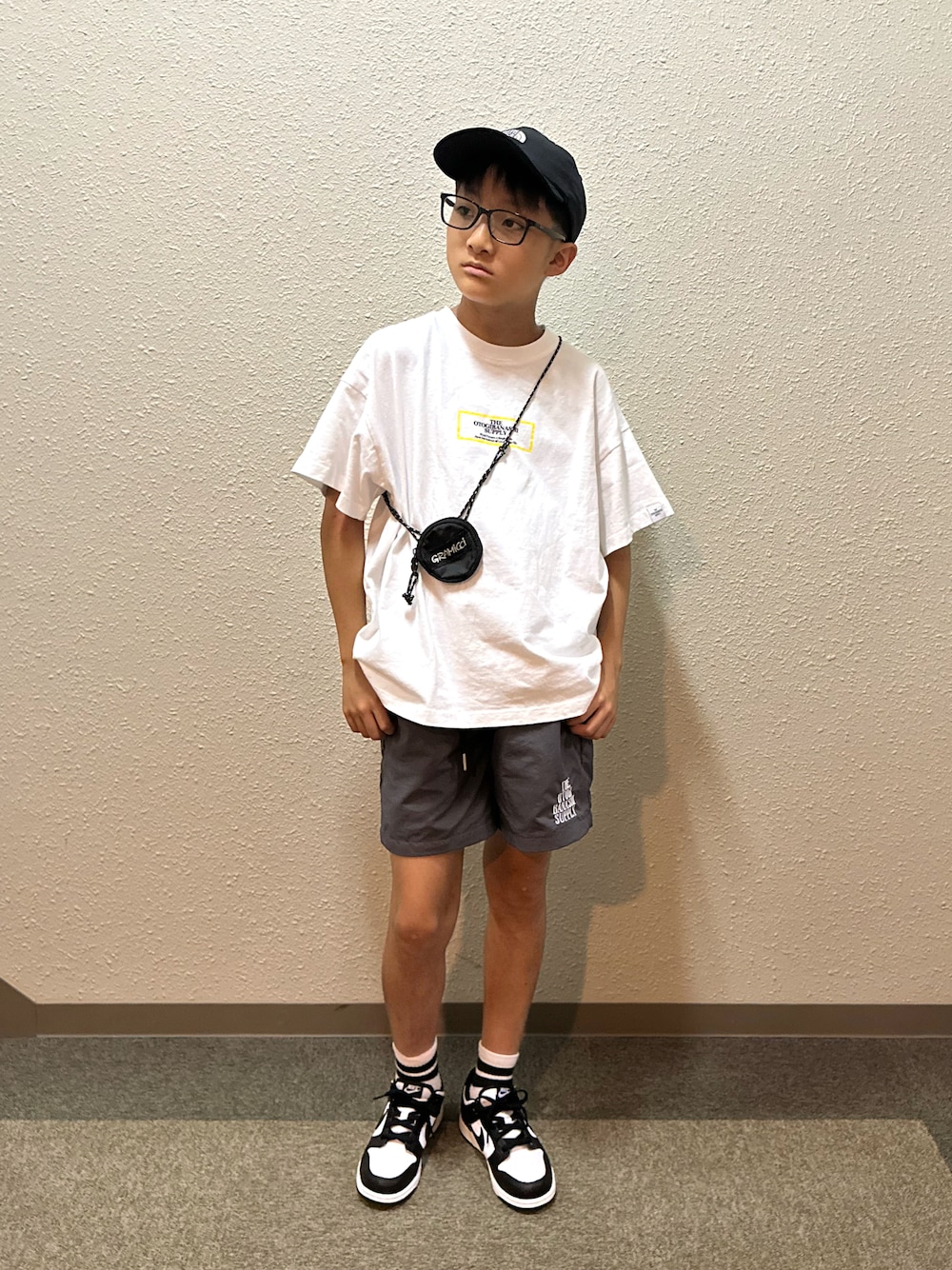 ホワイト系のスニーカー、ホワイト系のTシャツ/カットソー、グレー系のその他パンツを着用したキッズの夏コーディネートの1枚目の写真