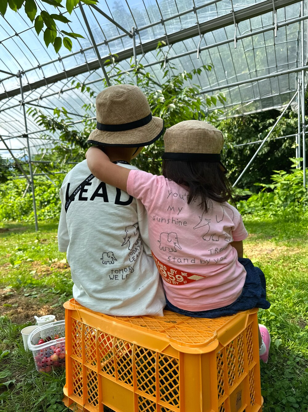 ホワイト系のTシャツ/カットソー、ブルー系のデニムパンツ、ブルー系のスニーカーを着用したキッズの秋コーディネートの1枚目の写真