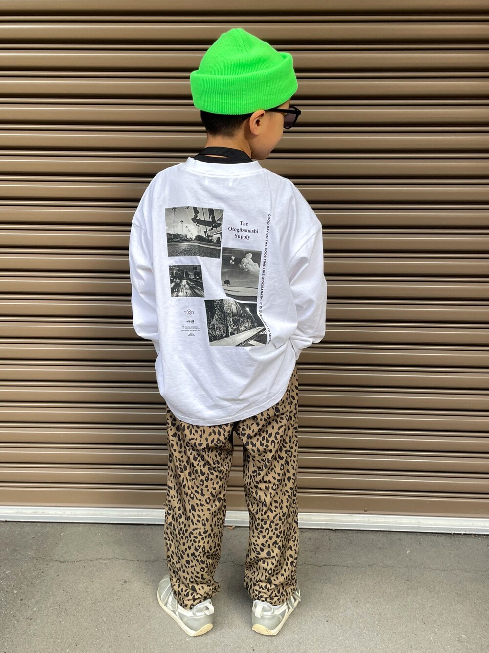 ホワイト系のTシャツ/カットソー、ベージュ系のその他パンツ、シルバー系のスニーカーを着用したキッズの秋コーディネートの1枚目の写真
