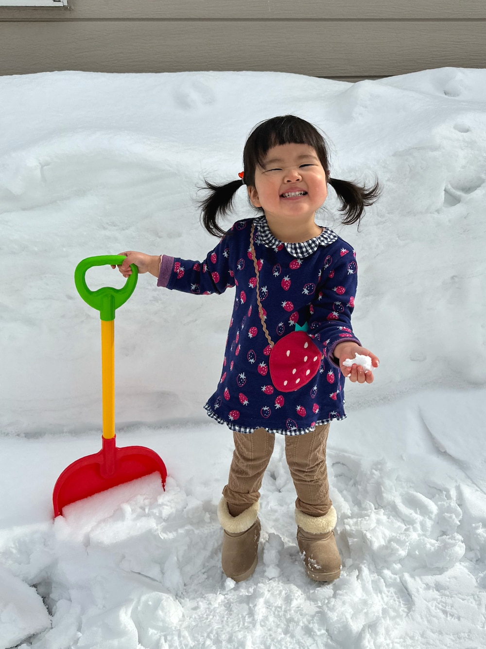 ブルー系のチュニック、ベージュ系のブーツを着用したキッズの冬コーディネートの1枚目の写真