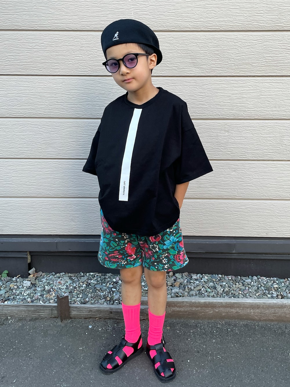 ブラック系のTシャツ/カットソー、ブルー系のその他パンツ、ブラック系のサンダルを着用したキッズの夏コーディネートの1枚目の写真