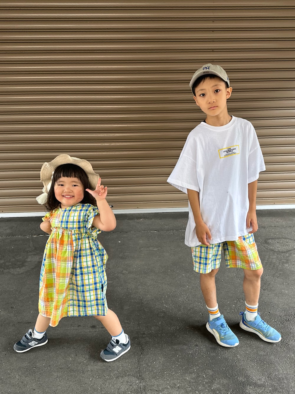 ホワイト系のTシャツ/カットソー、その他のその他パンツ、ブルー系のスニーカーを着用したキッズの夏コーディネートの1枚目の写真