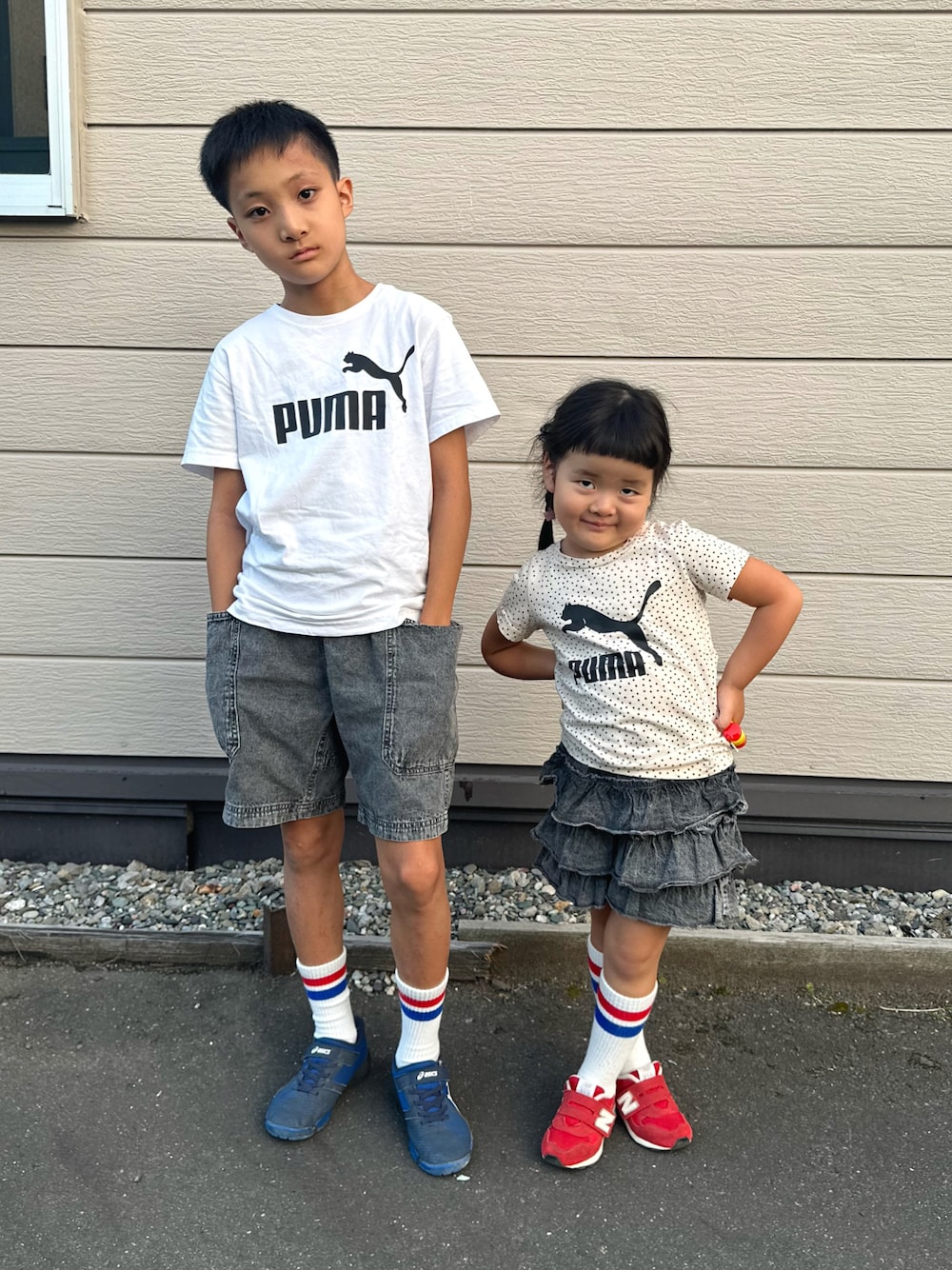 ベージュ系のTシャツ/カットソー、ホワイト系のTシャツ/カットソー、ブラック系のデニムパンツを着用したキッズの秋コーディネートの1枚目の写真