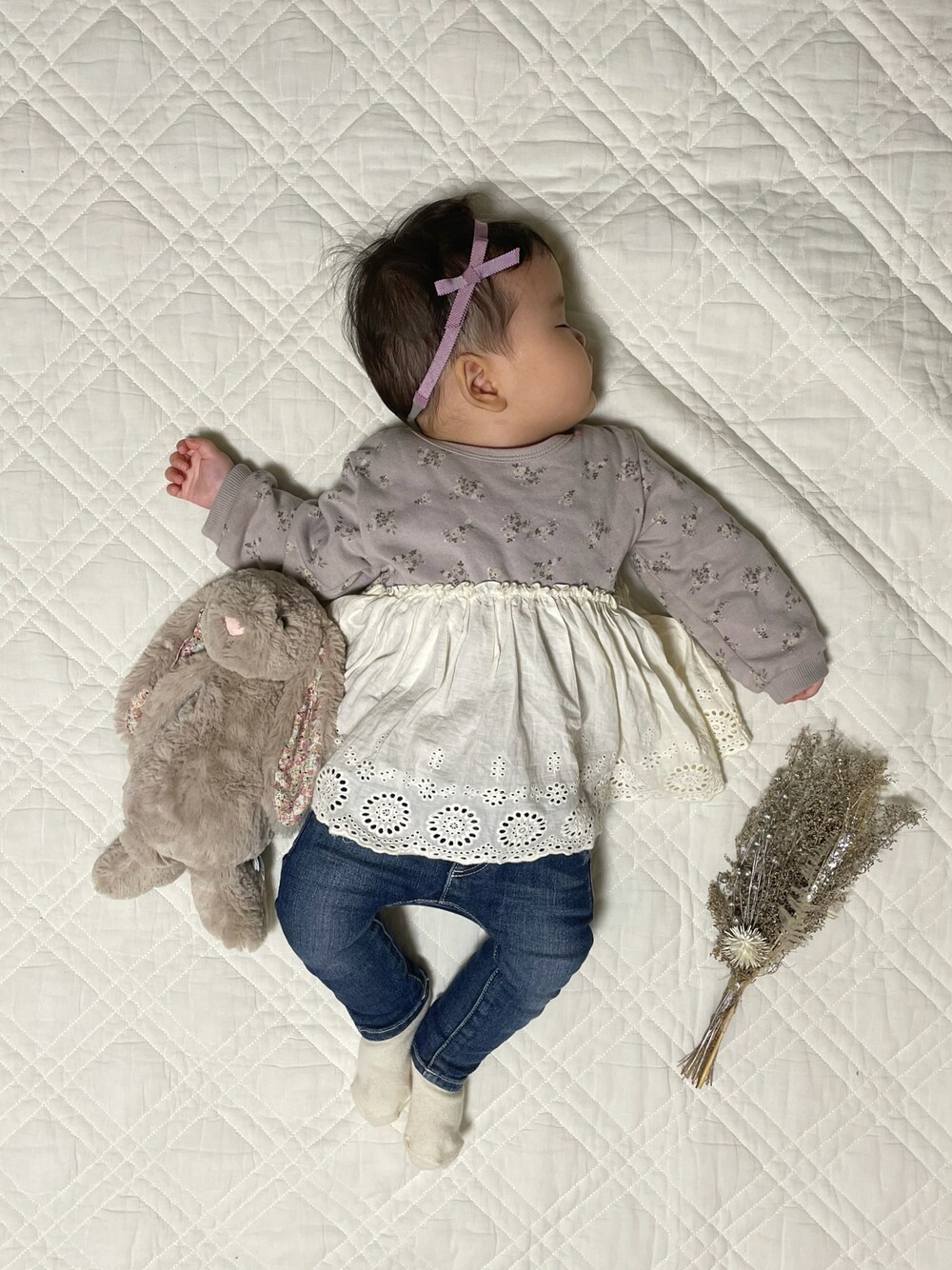 パープル系のトップス、ブルー系のデニムパンツ、ホワイト系のソックス/靴下を着用したキッズの冬コーディネートの1枚目の写真