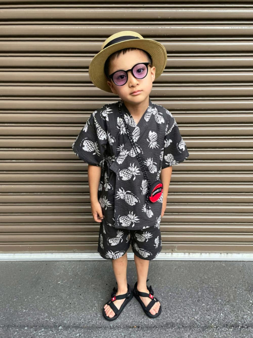 ブラック系のサンダル、その他のハット、ブラック系のサングラスを着用したキッズの夏コーディネートの1枚目の写真
