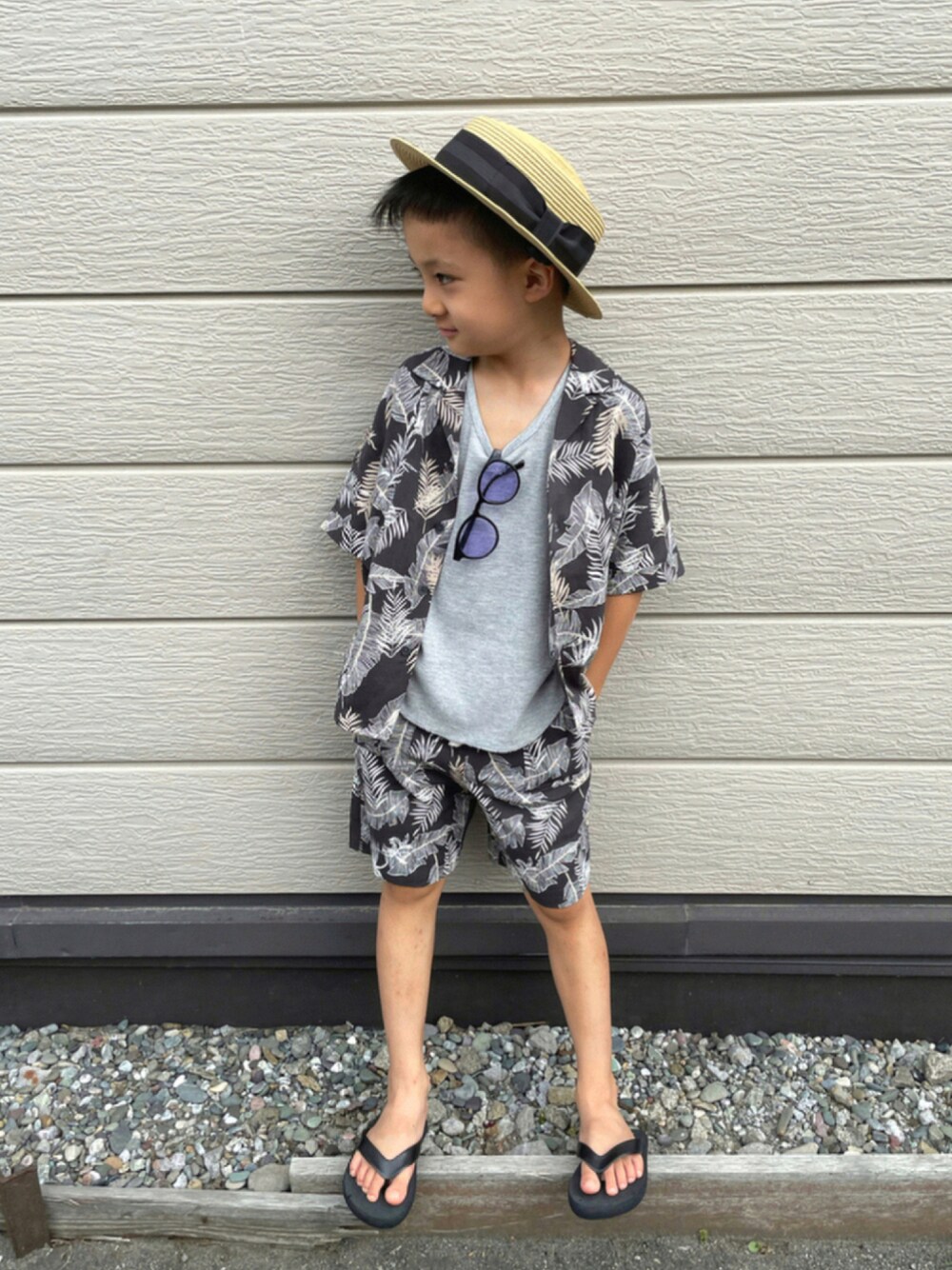 グレー系のシャツ/ブラウス、ベージュ系のTシャツ/カットソー、グレー系のその他パンツを着用したキッズの夏コーディネートの1枚目の写真